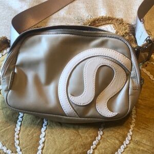 Lululemon everywhere crossover bag 2L bag Beige color